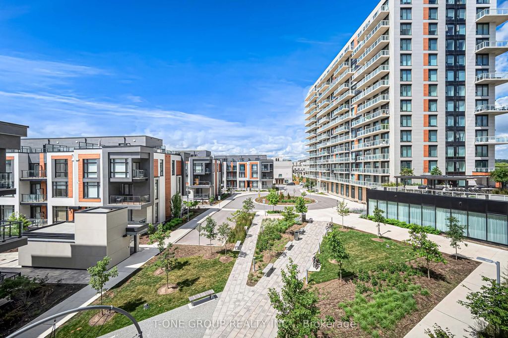 6 David Eyer Road 313, Richmond Hill