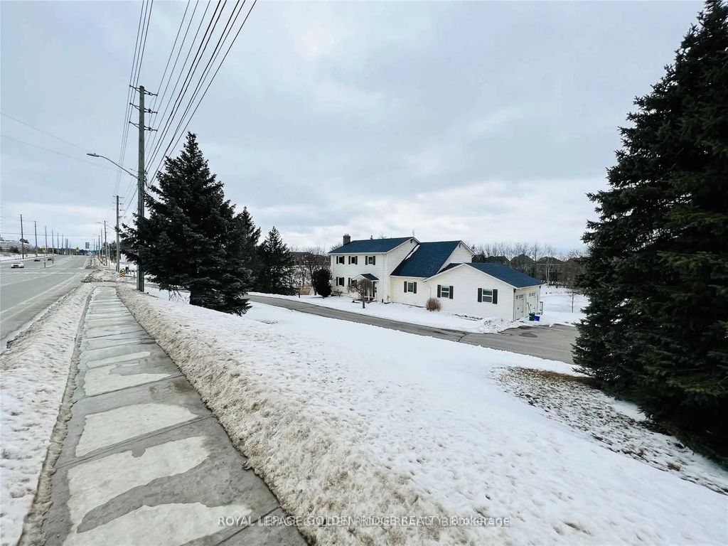 15482 Leslie Street, Aurora