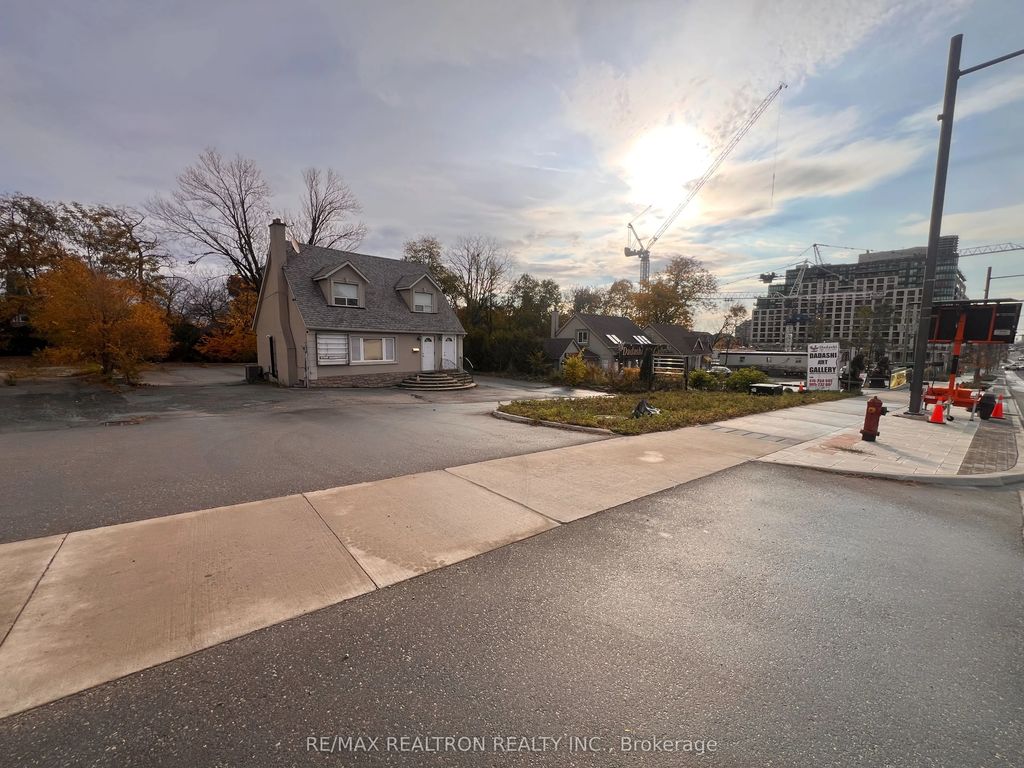9883 Yonge Street, Richmond Hill