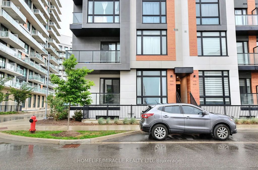 8 David Eyer Road 1221, Richmond Hill