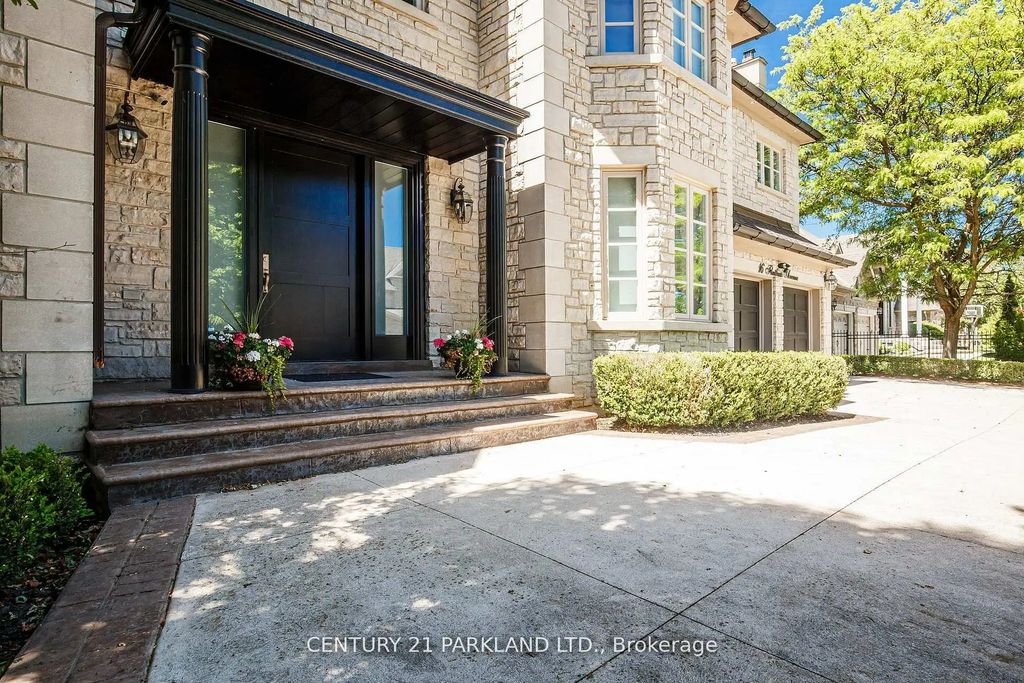 16 Flatbush Avenue, Vaughan