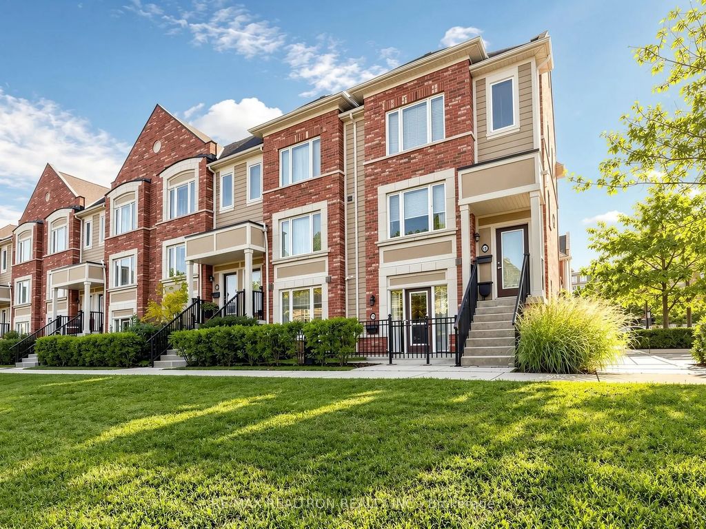 16 Walter Dove Court, Aurora