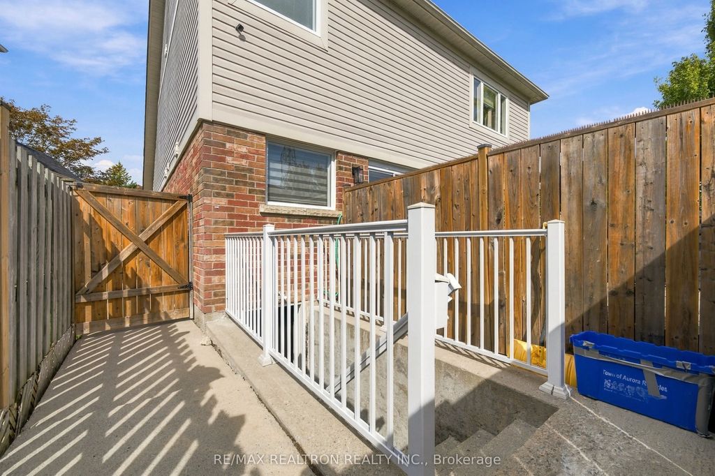 27 Watkins Glen Crescent, Aurora