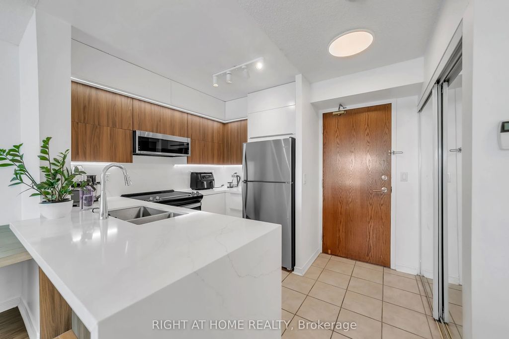 11 Oneida Crescent 1202, Richmond Hill