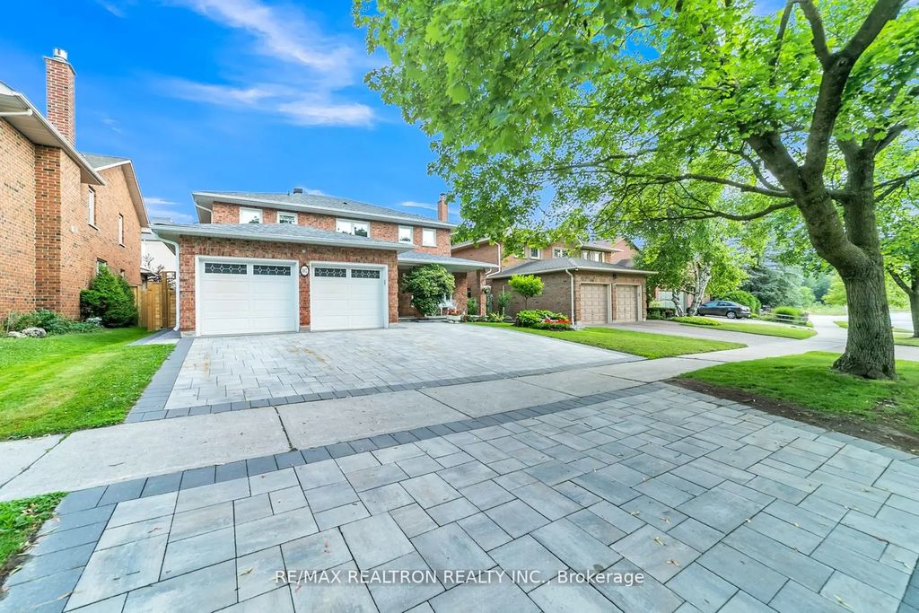 107 Golf Links Drive, Aurora