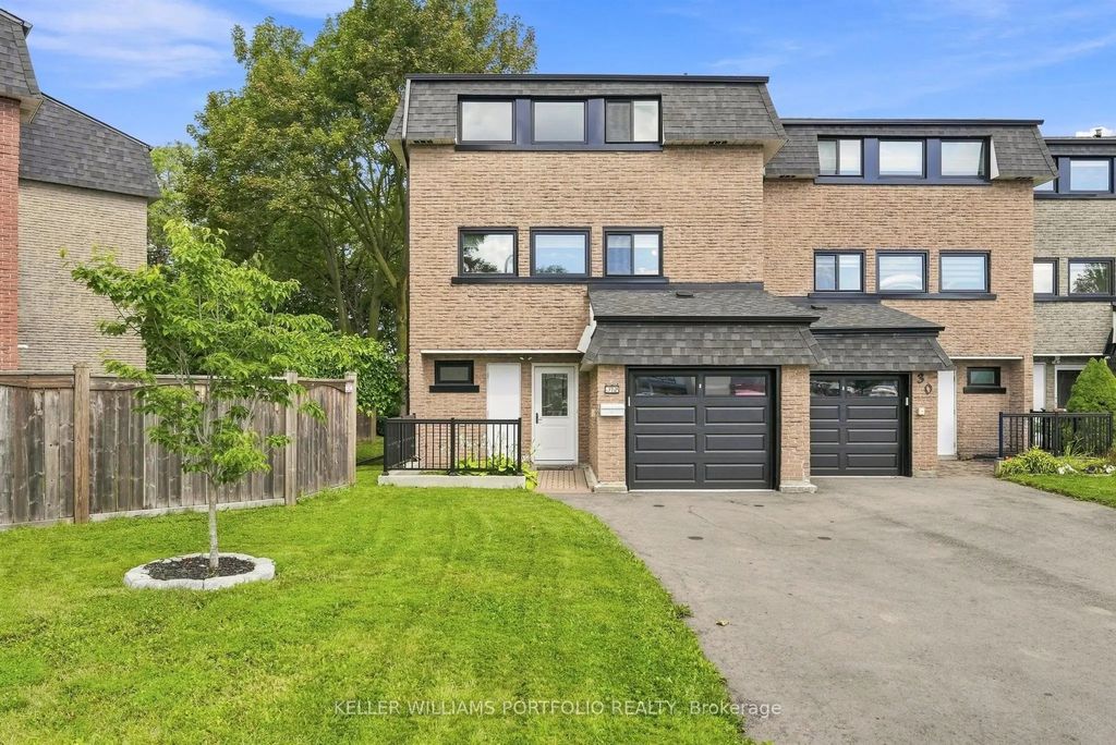 32 Henderson Drive, Aurora