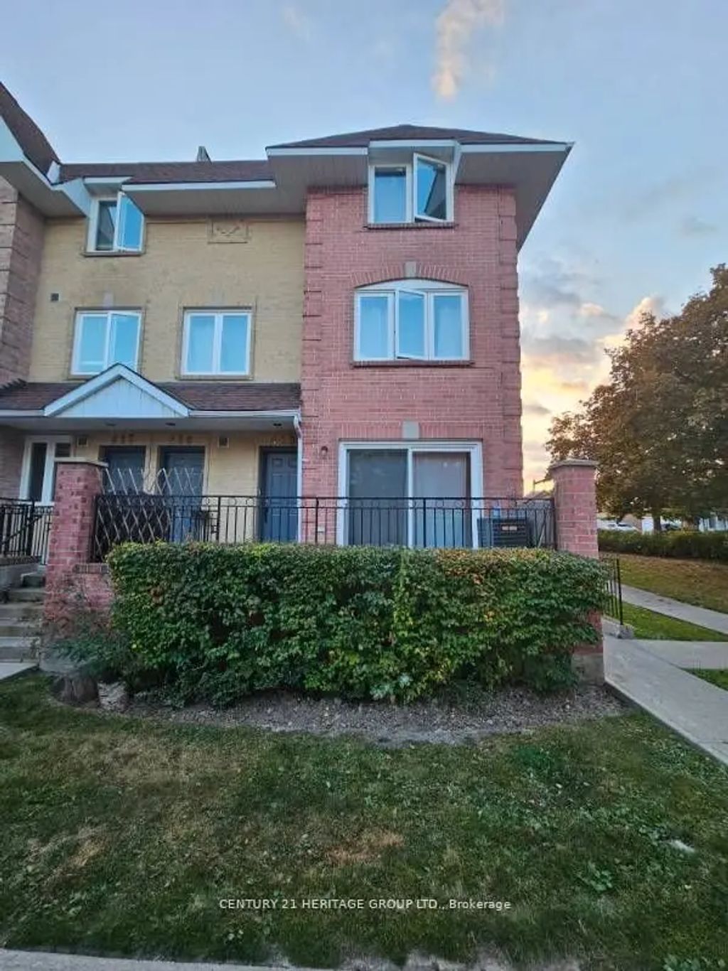 75 Weldrick Road E 419, Richmond Hill