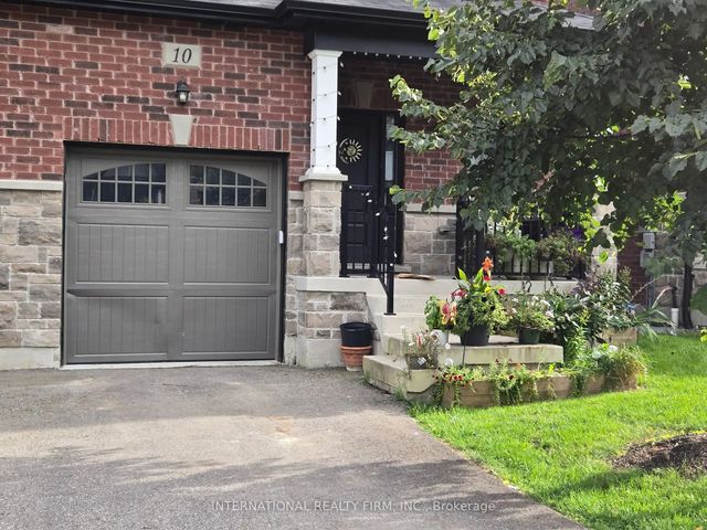10 Gord Matthews Way, Uxbridge