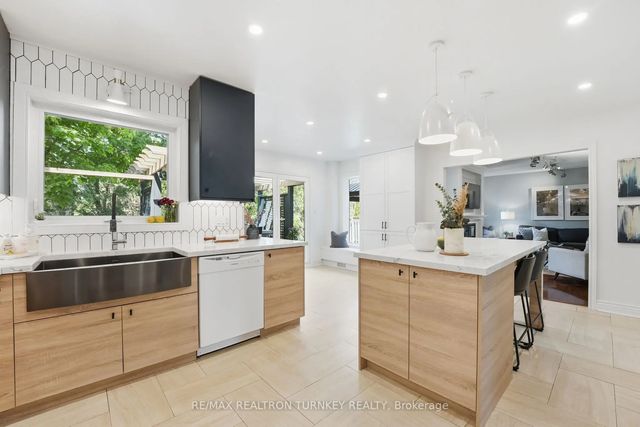 818 Exceller Circle, Newmarket