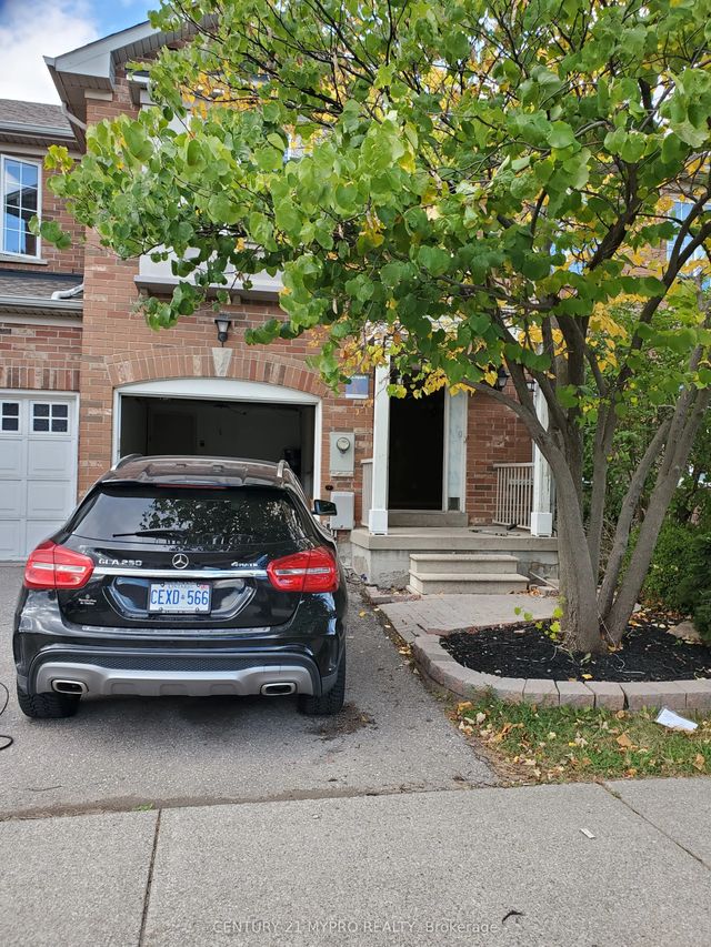 44 Grasslands Avenue, Richmond Hill