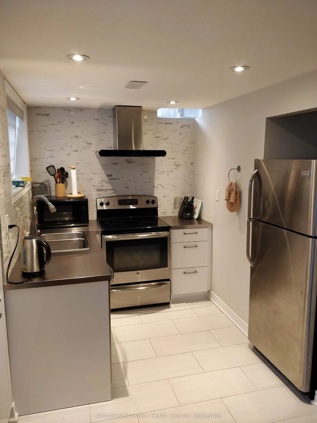 21 Delphinium Avenue, Richmond Hill
