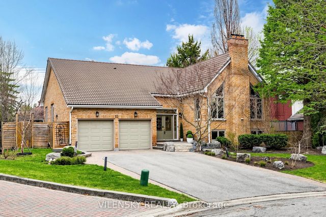 32 Whitfield Court, Aurora