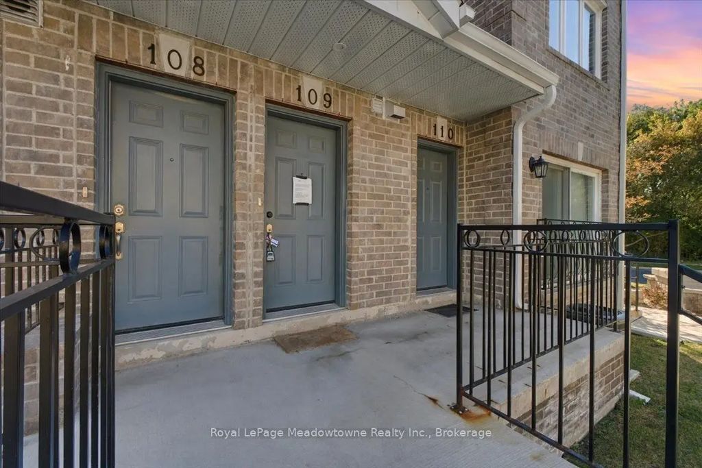75 Weldrick Road E 109, Richmond Hill