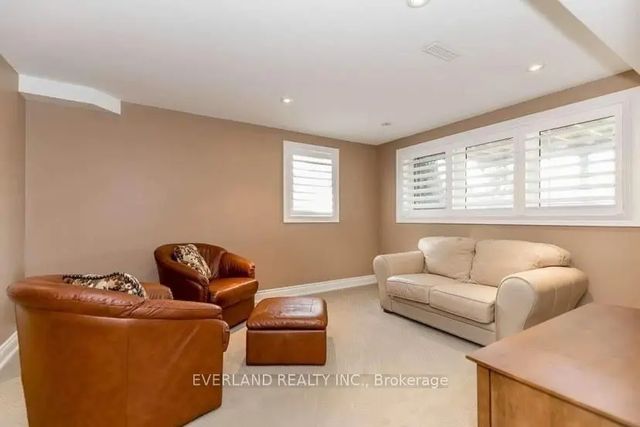 159 Ivy Jay Crescent Bsmt, Aurora