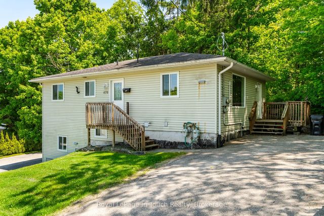 679 Montreal Street, Midland
