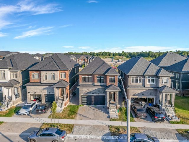 7 Barnyard Trail, Barrie