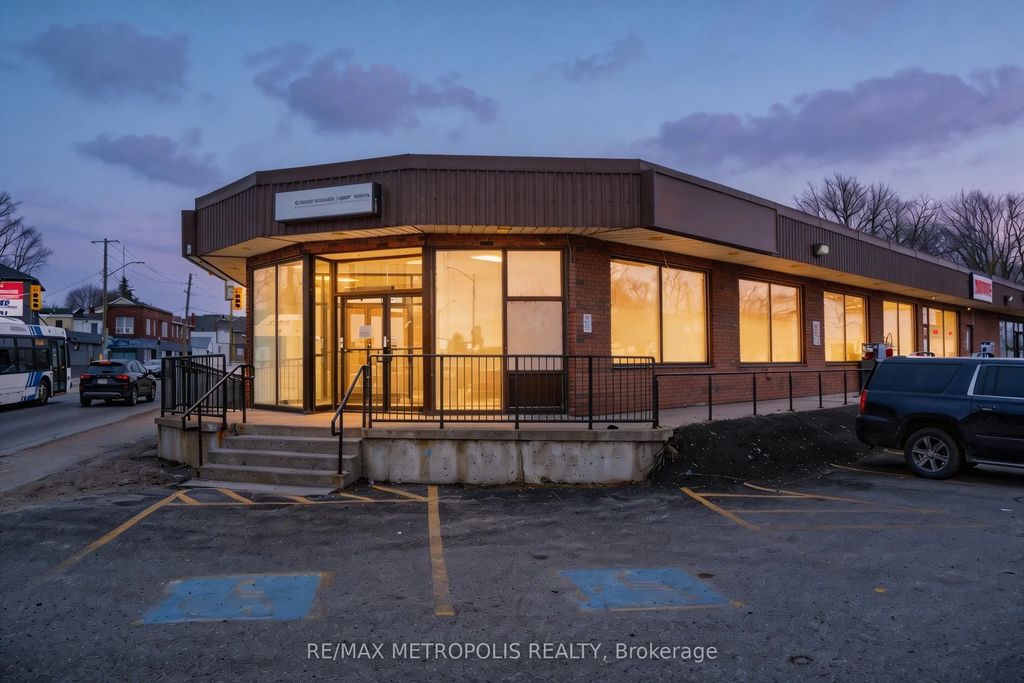 21 Essa Road 1, Barrie
