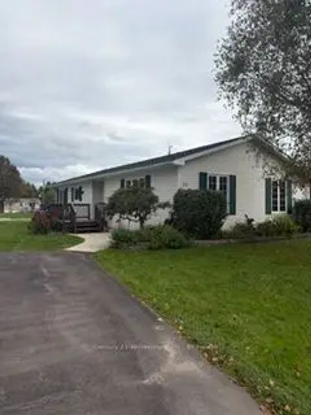 22 Indiana Avenue E, Wasaga Beach