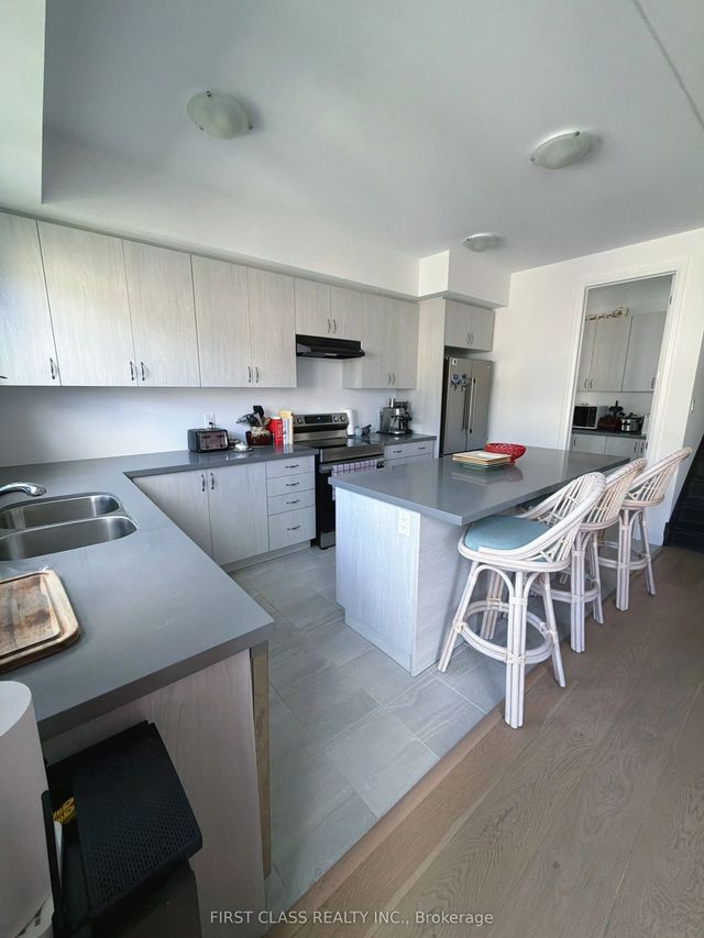24 Barnyard Trail, Barrie