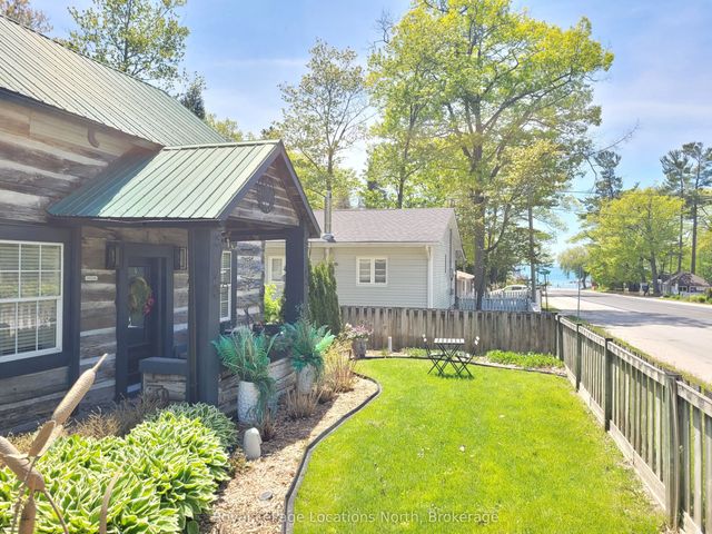 347 Balm Beach Road W, Tiny