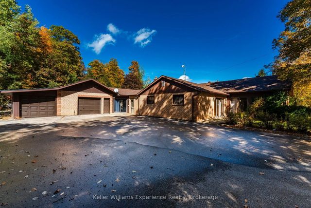 900 Champlain Road, Tiny