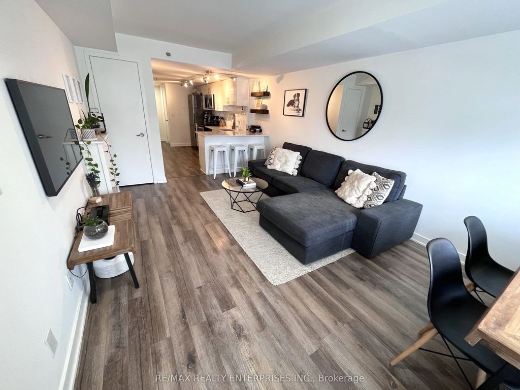 11 Superior Avenue Th1, Toronto W06