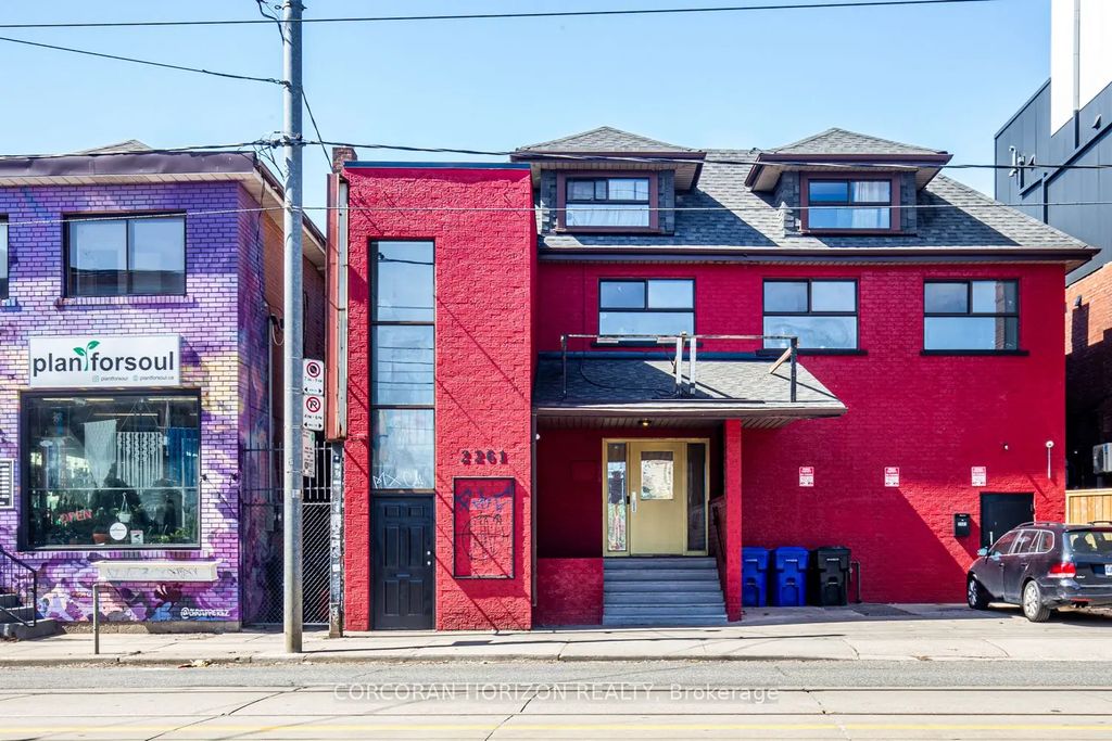 2261 Dundas Street, Toronto W01