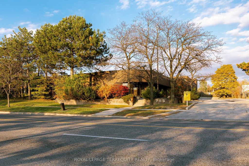 785 Arrow Road, Toronto W05