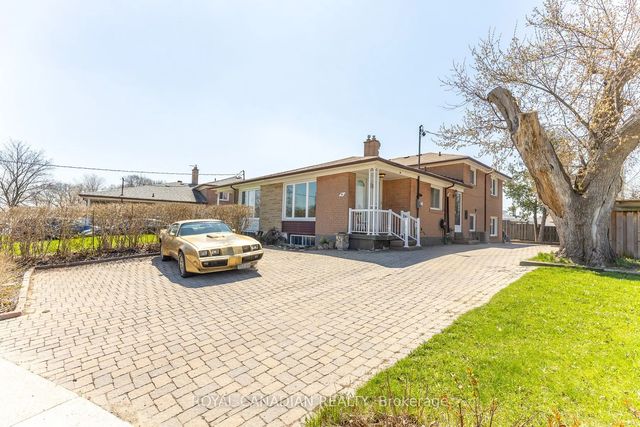 16 Gambello Crescent, Toronto W05