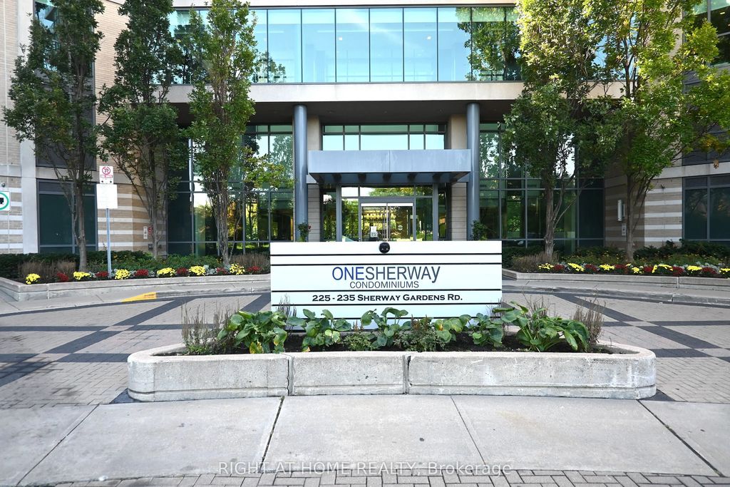 235 Sherway Gardens Road 305, Toronto W08