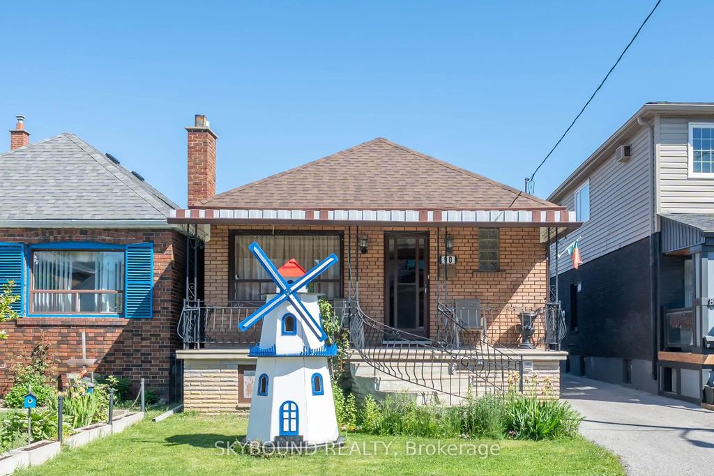 90 Ypres Road, Toronto W03