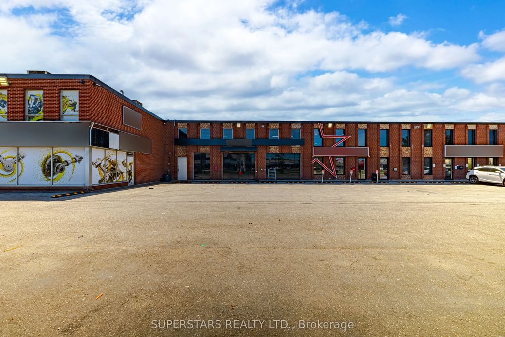 5235 Steeles Avenue W, Toronto W05