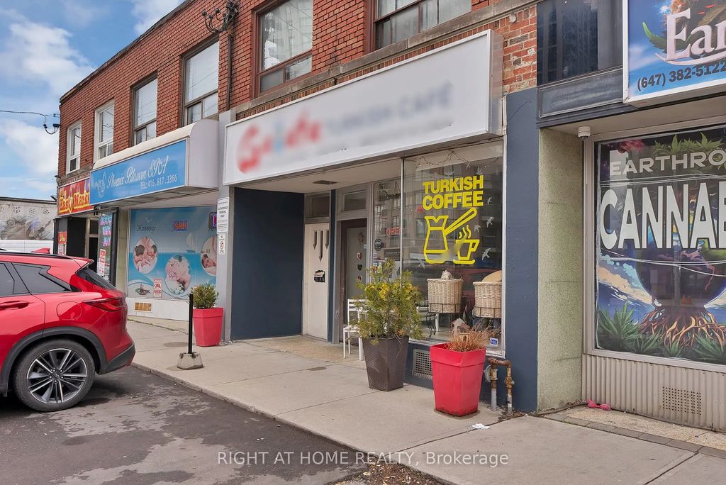 5122 Dundas Street W, Toronto W08