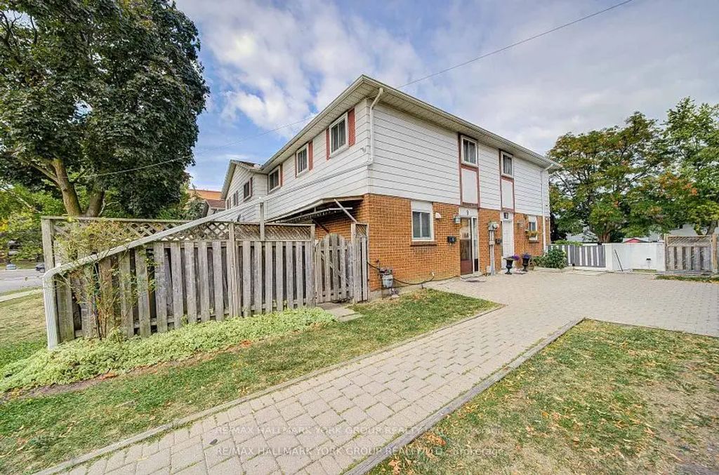 9 Bur Oak Way, Toronto W05