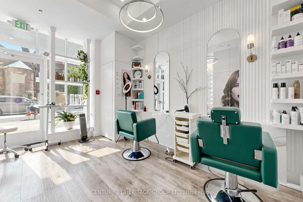 220 Bloor Street W, Toronto C02