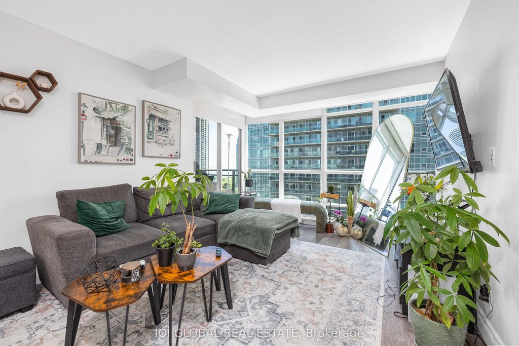 185 Legion Road 1808, Toronto W06