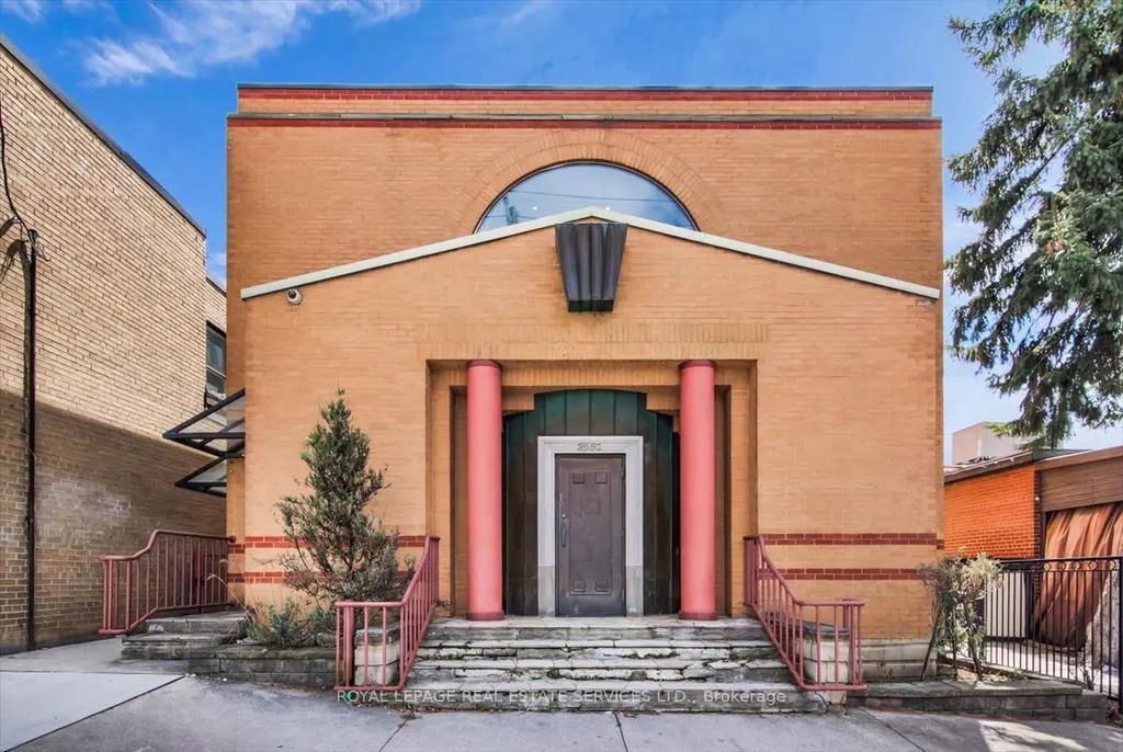 2547a Eglinton Avenue W, Toronto W03