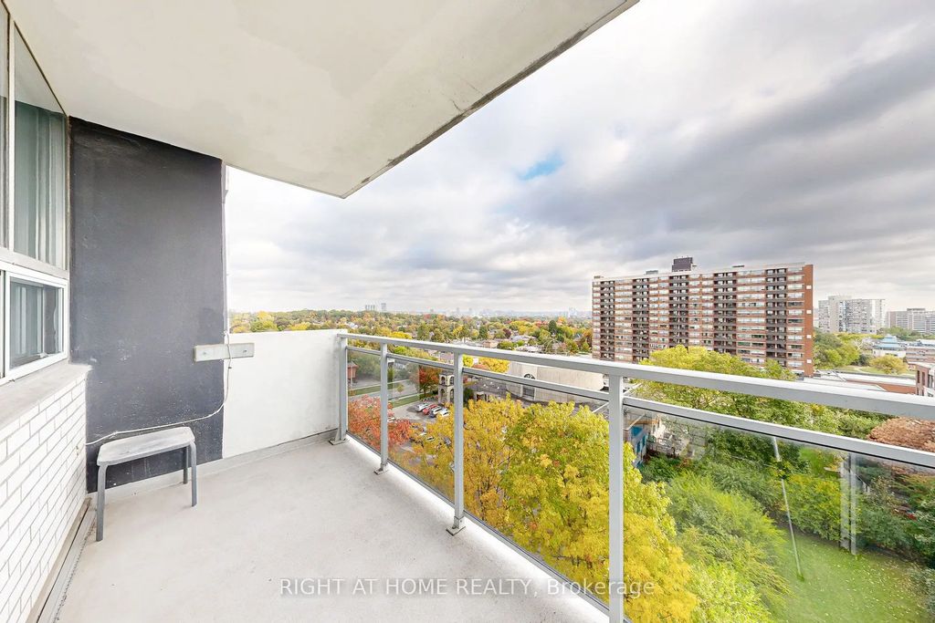 151 Larose Avenue E 907, Toronto W09