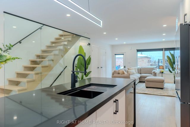 16 Habibi Lane, Toronto W03