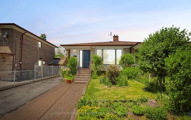 109 Elnathan Crescent, Toronto W05