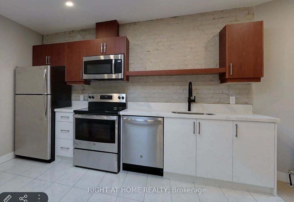1022 Bloor Street W 2a, Toronto W02