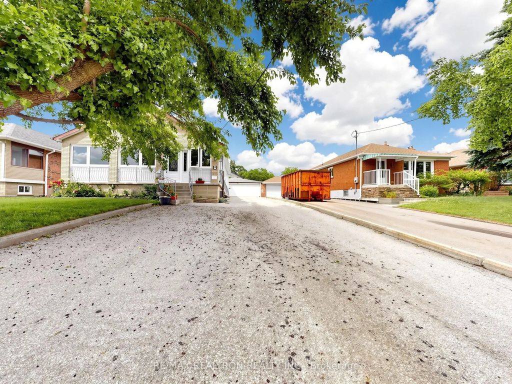 9 Clevedon Street E, Toronto W05