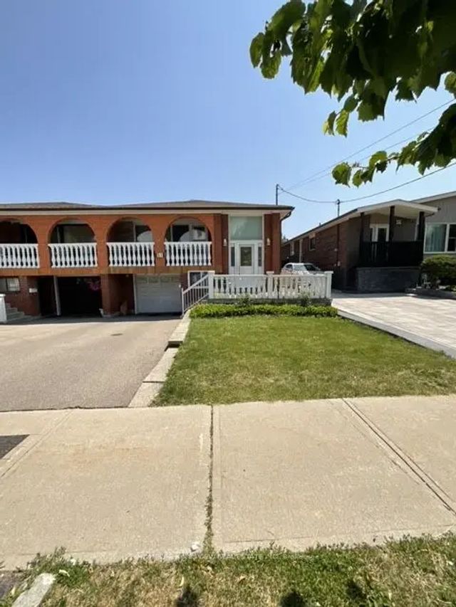 51 Seacliffe Boulevard, Toronto W05