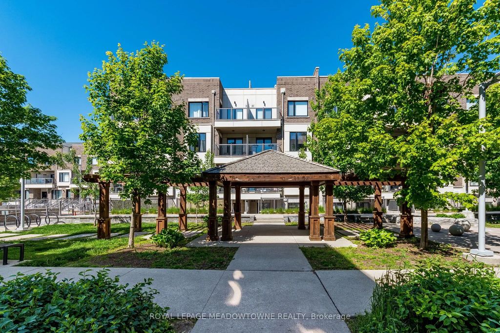 6 Drummond Street 311, Toronto W06