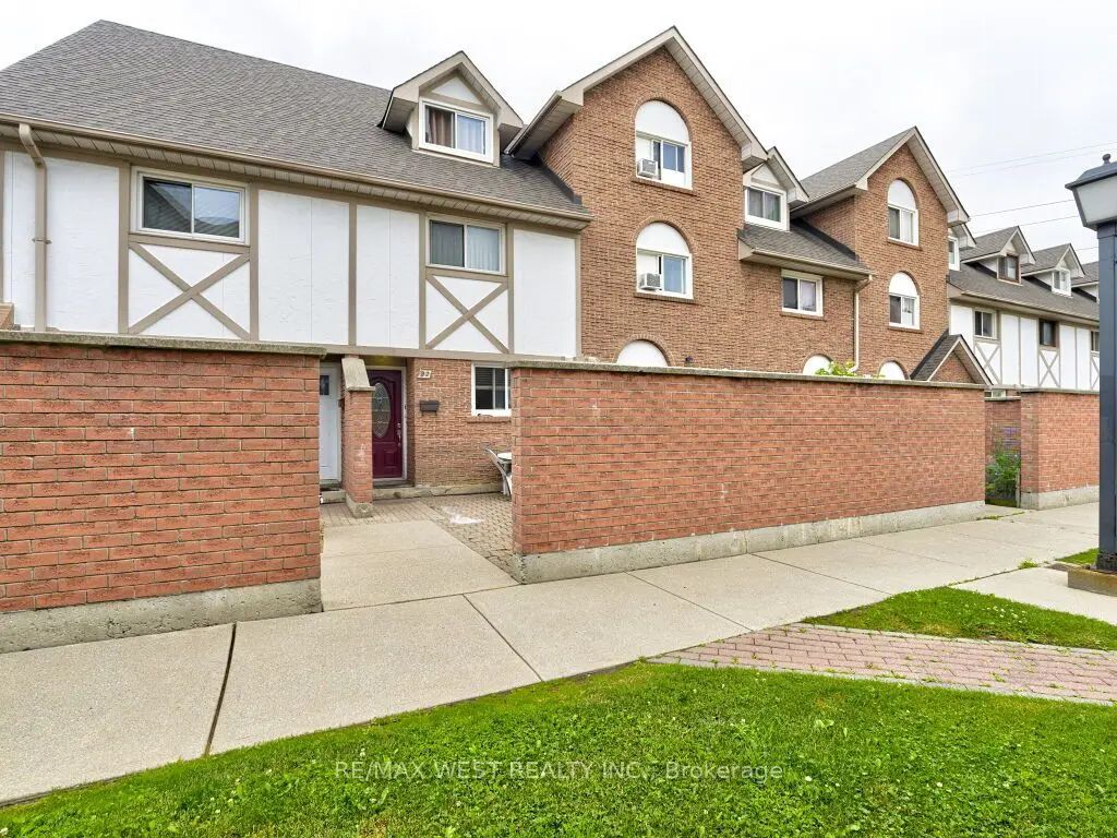 83 Irwin Road 22, Toronto W10