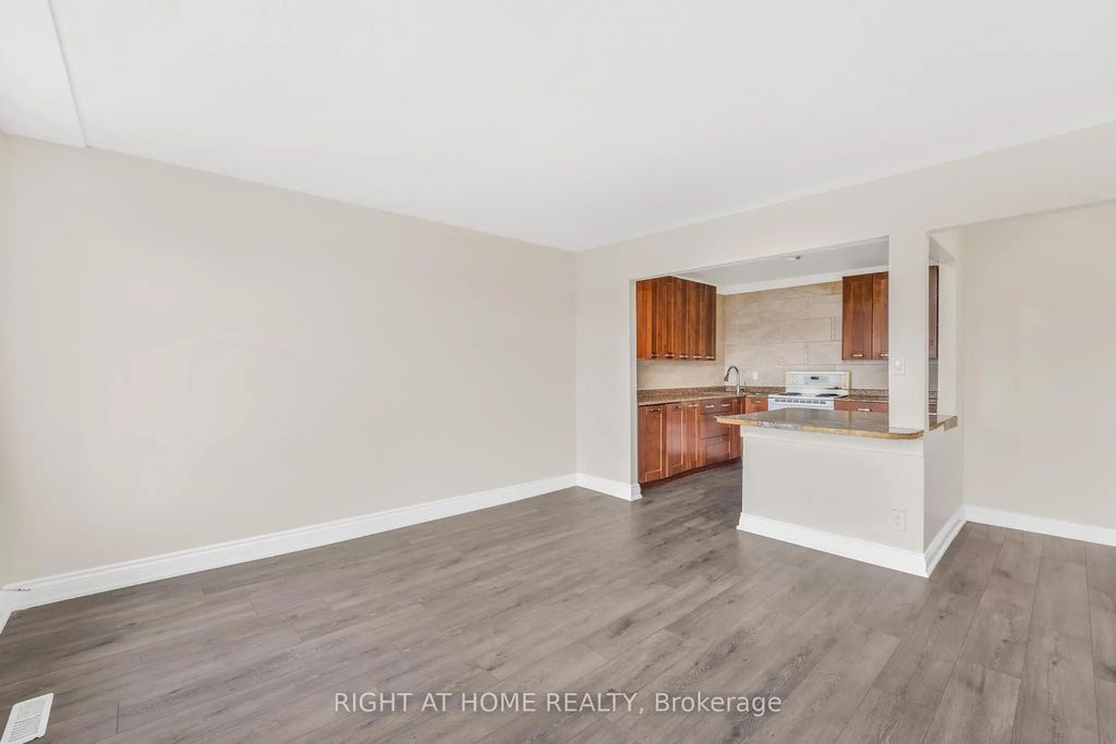 1698a Eglinton Avenue W, Toronto W04