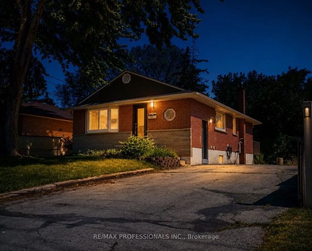 1327 Royal Drive Lower, Burlington