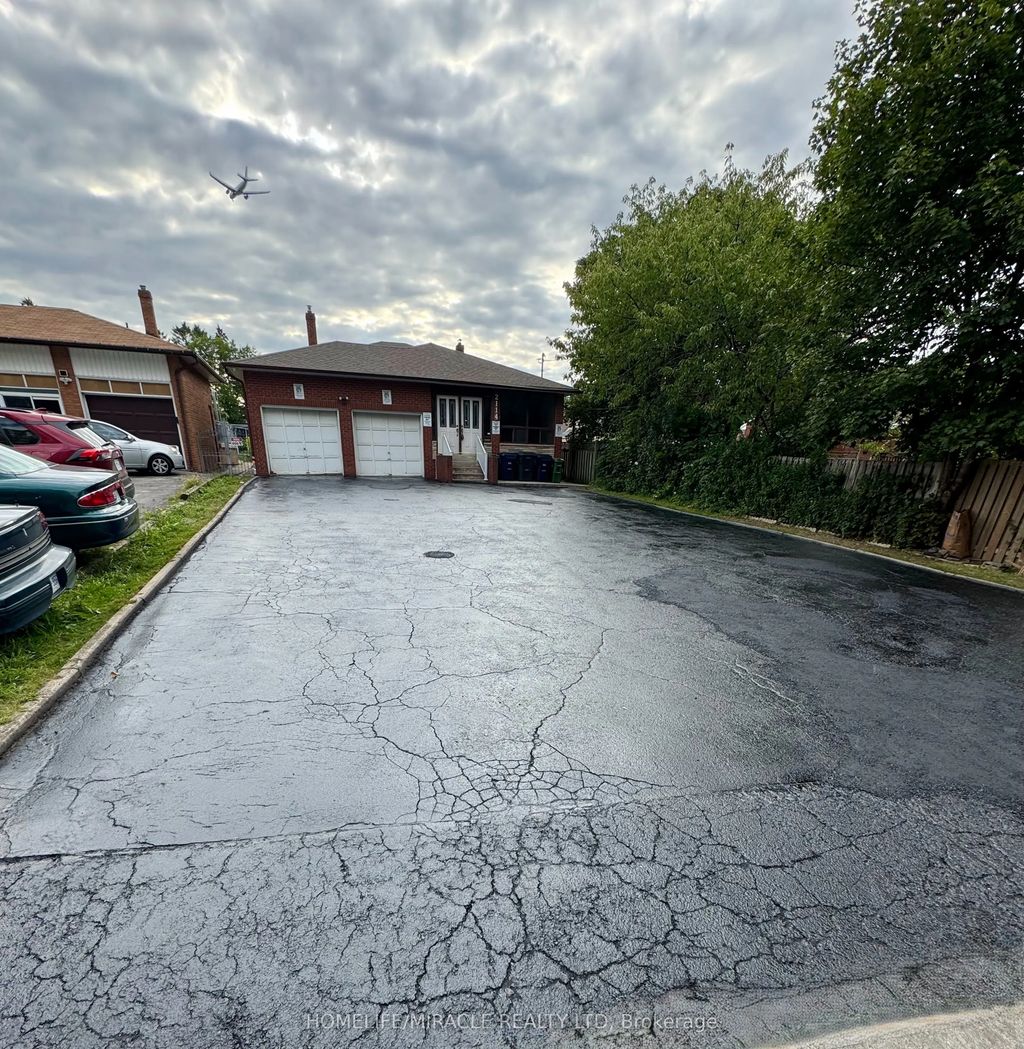 2114 Islington Avenue, Toronto W09