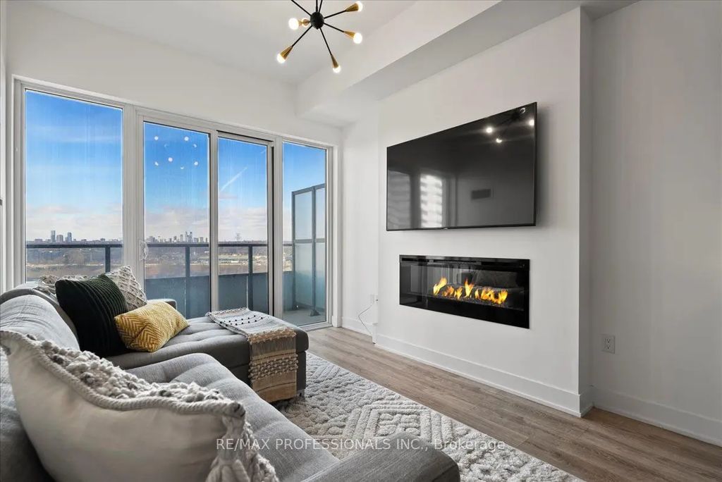 30 Shore Breeze Drive 1422, Toronto W06