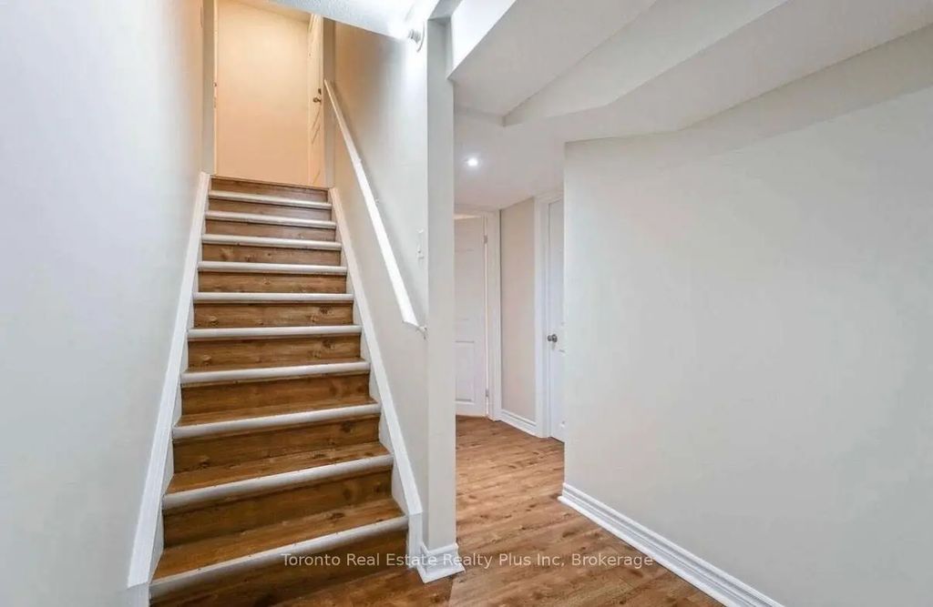 42 Crystalview Crescent #lower, Brampton